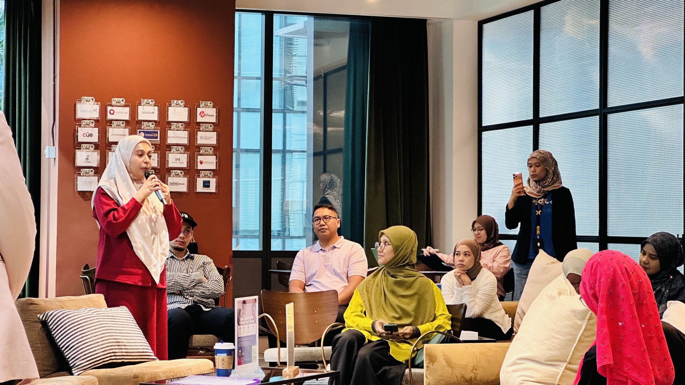 Parents and facilitators connecting at a Tutur community session